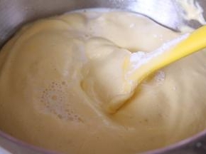 将温热的牛奶和黄油倒入蛋糊中