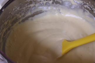 搅拌均匀后筛入剩余的面粉