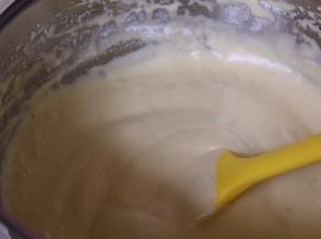 搅拌均匀后筛入剩余的面粉