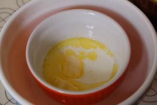 牛奶和黄油隔温水加热，搅拌使黄油融化
