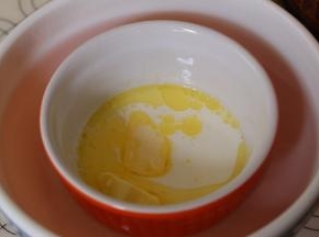 牛奶和黄油隔温水加热，搅拌使黄油融化