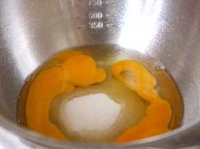 蛋液中加入细砂糖