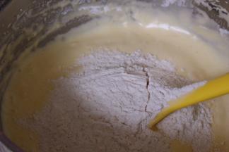 低筋面粉分两次筛入到蛋液中