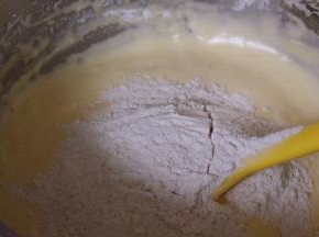 低筋面粉分两次筛入到蛋液中