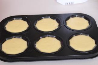 将搅拌均匀的蛋糕糊装入提前涂了黄油的模具