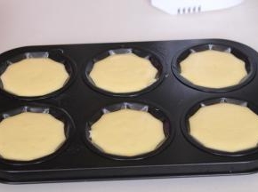 将搅拌均匀的蛋糕糊装入提前涂了黄油的模具