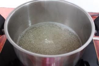 清水煮沸，放入西米煮至通明状，关火，焖分钟，捞出。