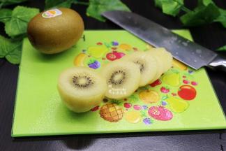 奇异果洗净，去皮，切块或片状，根据自己喜欢切形状。