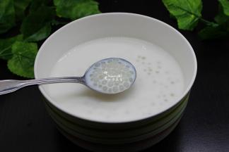 煮好的西米加入椰浆、白砂糖拌均，放入冰箱冷藏1小时。