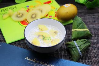 冷藏好的西米露、燕窝冰心粽从冰箱取出，西米露加入切好的奇异果。