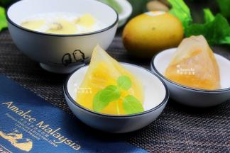 燕窝冰心粽，去粽叶，晶莹剔透，软甜美味，口感丰富。这个时候与奇异果椰浆西米露一起享用女王般的下午茶。