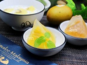 燕窝冰心粽，去粽叶，晶莹剔透，软甜美味，口感丰富。这个时候与奇异果椰浆西米露一起享用女王般的下午茶。