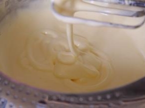 打发至滴落的花纹不易消失即可，烤箱165度预热