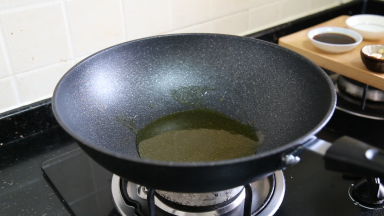 咖喱小龙虾：热锅前先把咖喱块放入一碗的温水内微微泡软，热锅，锅内倒入适量的食用油