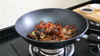 倒入小龙虾翻炒均匀