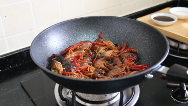 加入料酒翻炒去腥