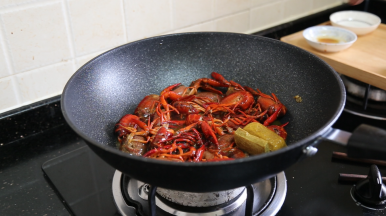 放入咖喱块，趁热把咖喱搅拌融化