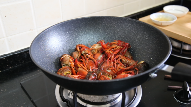 加入酱油蚝油翻炒均匀