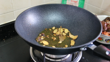 啤酒小龙虾：热锅，倒入适量多的食用油，放入姜蒜爆出香气，放入香叶，八角，陈皮和花椒翻几下