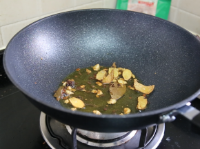 啤酒小龙虾：热锅，倒入适量多的食用油，放入姜蒜爆出香气，放入香叶，八角，陈皮和花椒翻几下