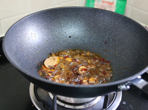 转小火，倒入豆瓣酱，慢慢煸出红油