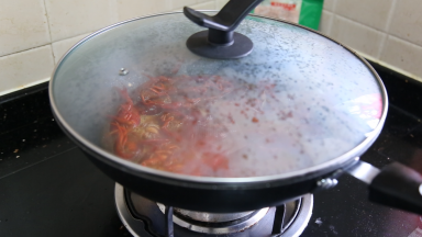 7，调入盐，糖，鸡精拌匀盖上锅盖焖15分钟左右