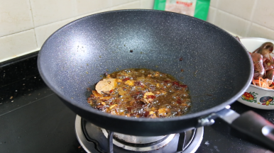 转小火，倒入豆瓣酱，慢慢煸出红油