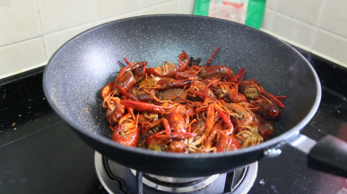 加入胡椒粉，酱油蚝油翻炒均匀