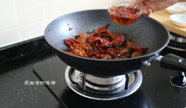 倒入干辣椒段翻炒均匀