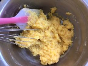 将奶黄馅熬至浓稠状态