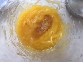 将融化的吉利丁液加入到芒果泥中搅拌均匀