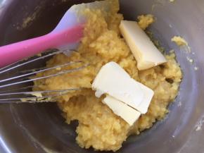 趁热加入黄油，搅拌均匀