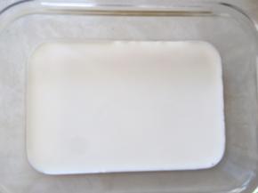 待芒果层凝固后，加入一层牛奶，继续冷藏至表层凝固，再加入芒果泥，直到将两种材料全部加入，冰箱冷藏3个小时