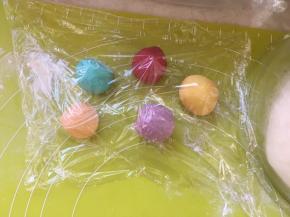 调好的面团盖保鲜膜，防止表面干裂