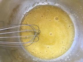 用蛋抽快速搅拌至砂糖稍稍融化