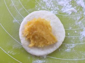 包裹上20克的奶黄馅，收好收口