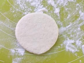 取一份30克面团，揉圆擀成片