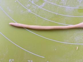 取一份黄色面团，搓成长条