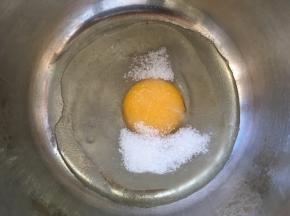 发酵面团的时间来做奶黄馅，鸡蛋加砂糖，图片是先拍的半份的量