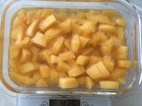 芒果去皮切丁，100克水加5克砂糖搅拌均匀，将芒果丁倒入糖水内泡一会，防止芒果氧化变色