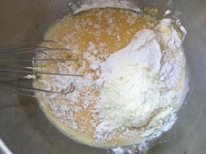 加入奶粉一起搅拌均匀