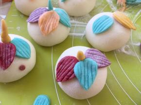 之后用刀裁下来，沾点水，黏在奶黄包的顶部，做独角兽的角，颜色用蓝色的也很漂亮