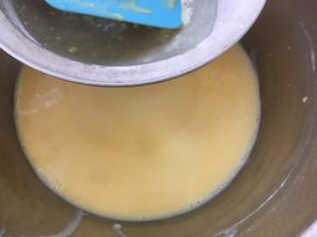 将搅拌好的面糊过筛一遍