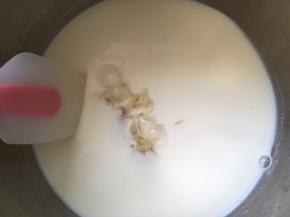 加入2片泡软的吉利丁片，利用牛奶的余温将吉利丁融化，搅拌均匀