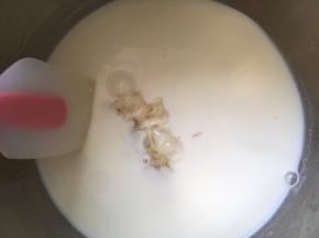 加入2片泡软的吉利丁片，利用牛奶的余温将吉利丁融化，搅拌均匀