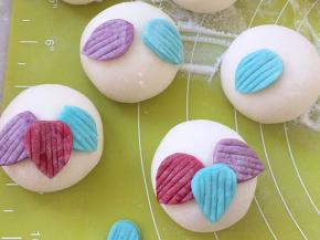 将压出纹路的叶子沾点水，黏在奶黄包上，形成独角兽的三片棕毛，颜色可以根据自己喜欢拼