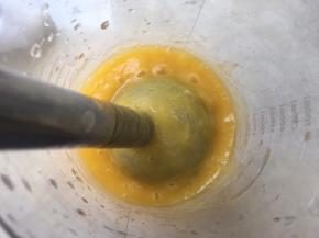 将芒果倒入料理机内，连糖水一起加入，打成芒果泥