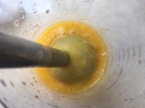 将芒果倒入料理机内，连糖水一起加入，打成芒果泥