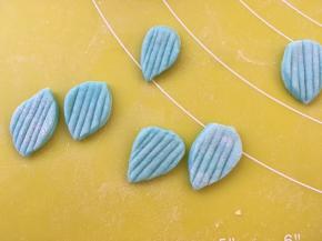 同样用刀背压出纹路