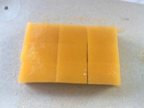 冷藏3个小时后，用刮刀轻刮一下四周，之后倒扣取出模具，裁掉四周切成小块即可